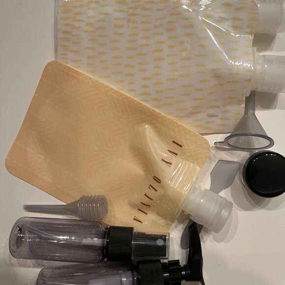 Travel Gift Set Ivy Olivia 9 Piece Refillable Kit and SinglesSwag Fay Socks New - Picture 5 of 13